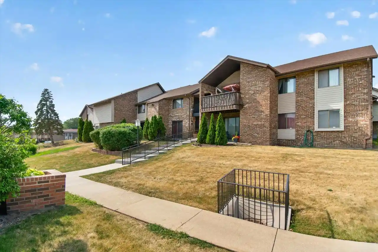 9034-w-lisbon-ave-32-milwaukee-wi-53222/hzid_bfbb5d53