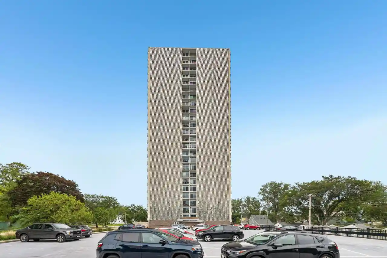 2525-s-shore-dr-3b-milwaukee-wi-53207/hzid_c28bfda6