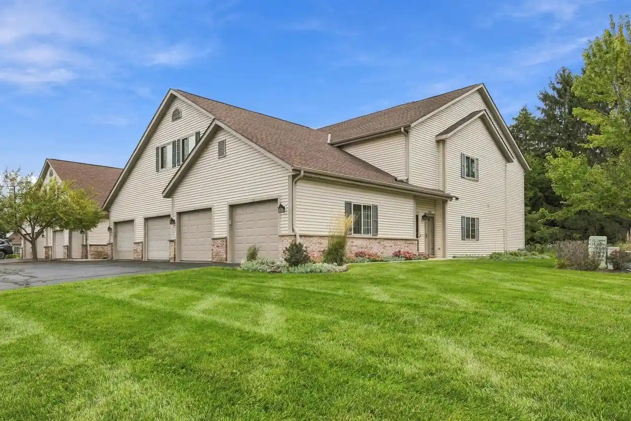 2183-pine-ridge-ct-g-grafton-wi-53024/hzid_ea69f973