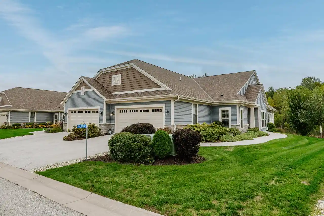 n54w35177-coastal-ave-40-2-oconomowoc-wi-53066/hzid_06a8ef8a
