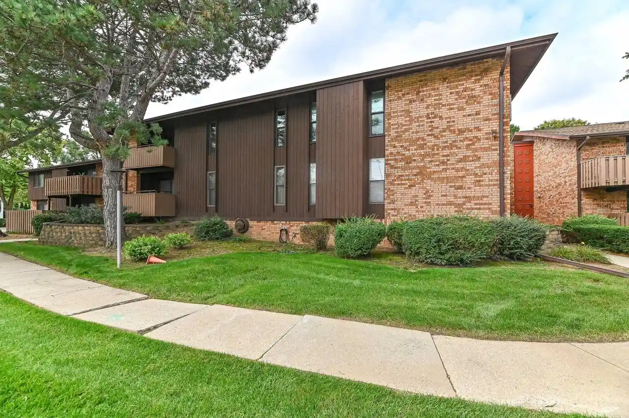 7003-n-green-bay-ave-a-glendale-wi-53209/hzid_e4ebb374
