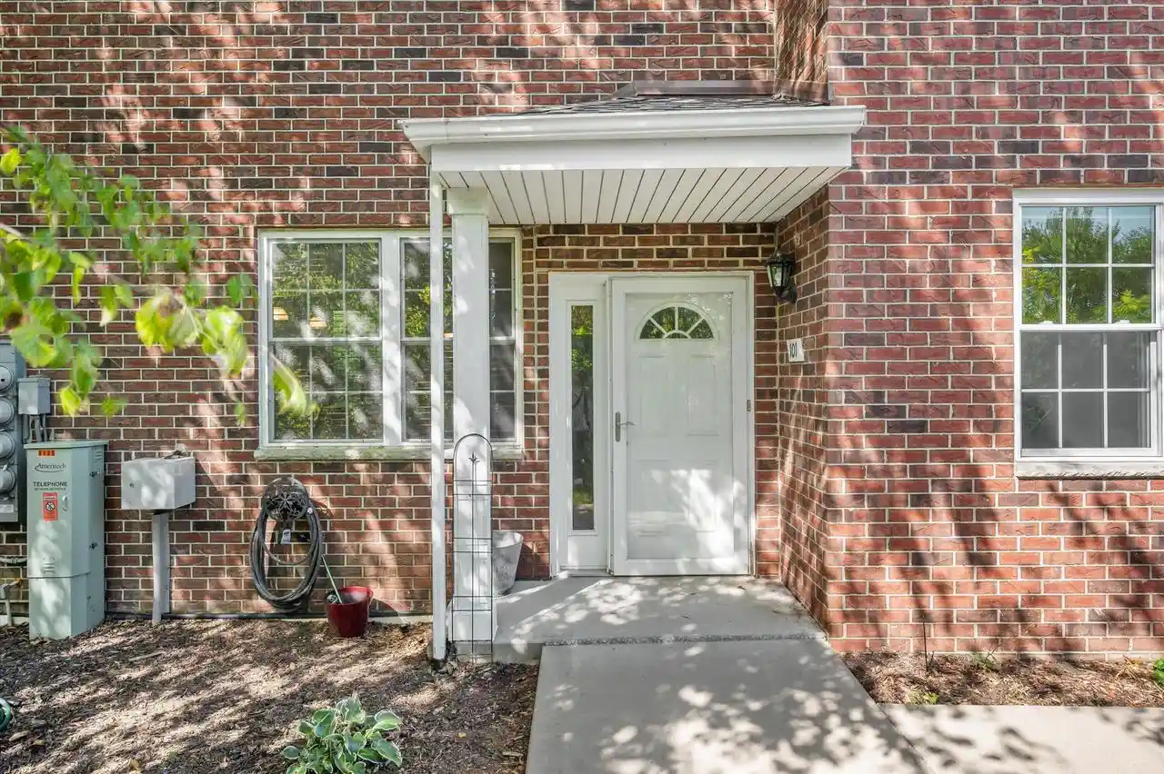8485-s-ashbury-ln-101-oak-creek-wi-53154/hzid_200c1597