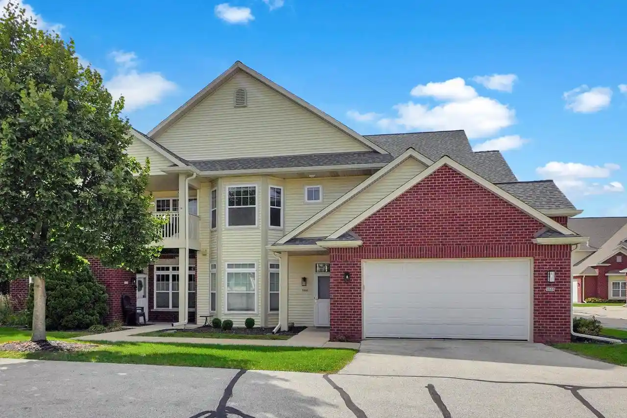 586-grandview-ct-b-pewaukee-wi-53072/hzid_f64982ad