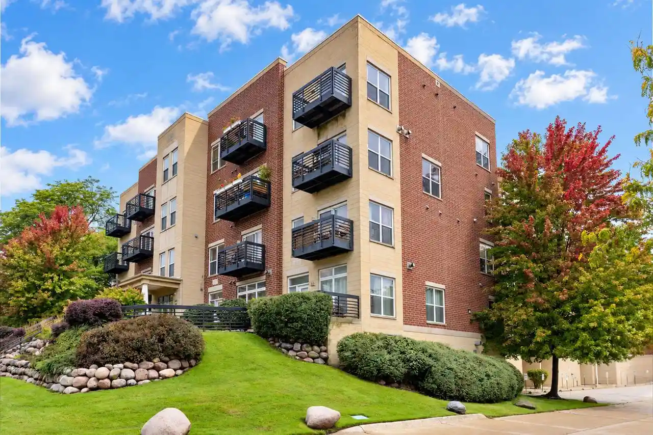 1220-e-locust-st-109-milwaukee-wi-53212/hzid_0c95b31b