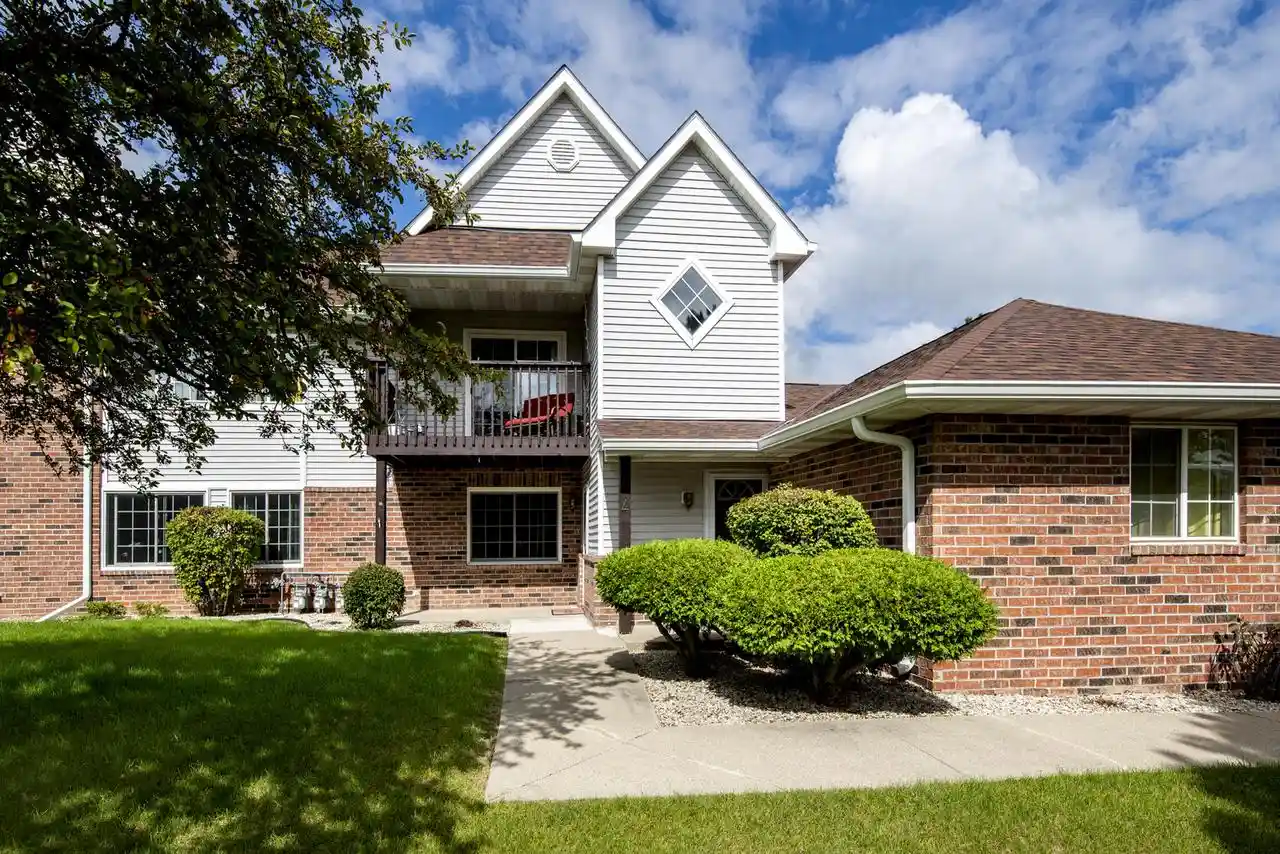 170-w-aspen-ct-4-oak-creek-wi-53154/hzid_6d33fe73