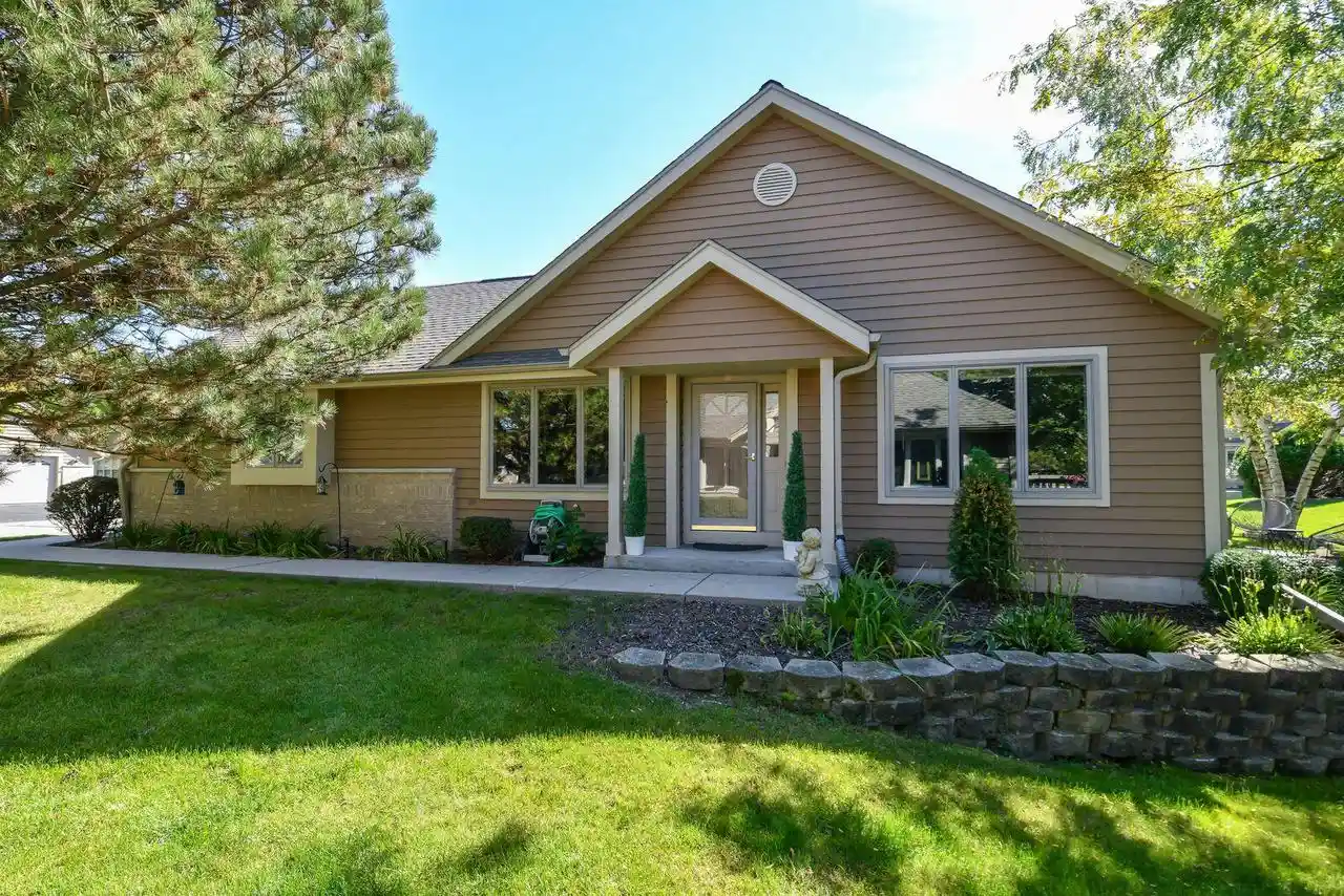 n24w24045-brandon-oaks-dr-b-pewaukee-wi-53072/hzid_f4e7f130