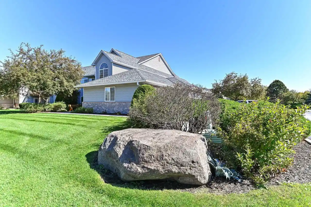 2211-n-university-dr-4-waukesha-wi-53188/hzid_550bdad4