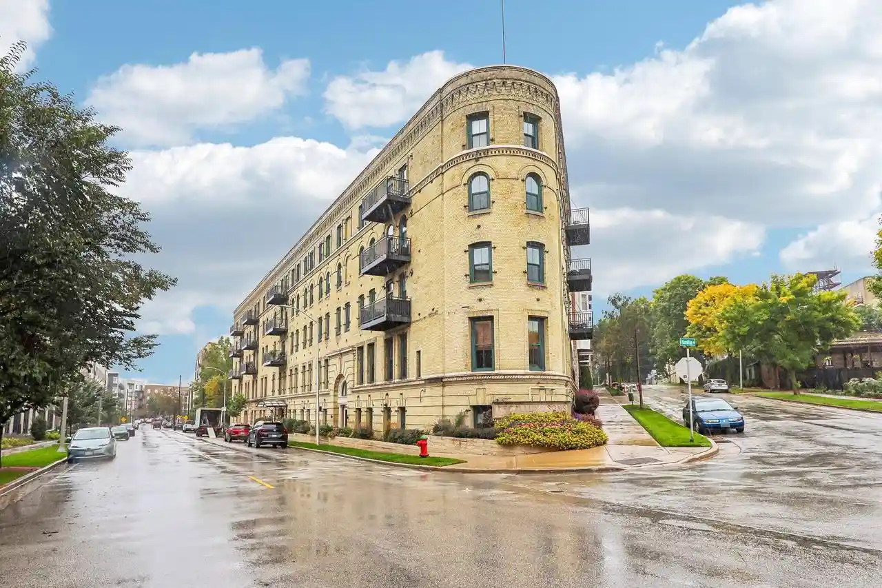 1818-n-water-st-306-milwaukee-wi-53202/hzid_5ab3e755