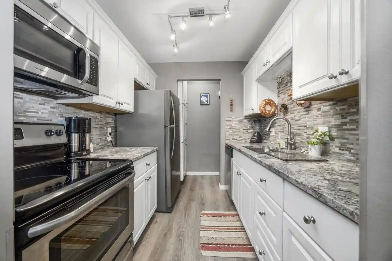 10340-w-whitnall-edge-dr-103-franklin-wi-53132/hzid_fec950c3