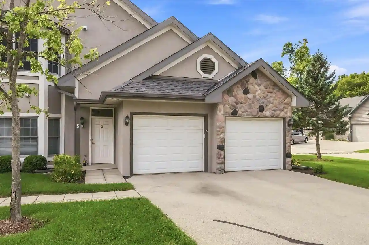 n30w23082-pineview-way-5-pewaukee-wi-53072/hzid_4e774f14