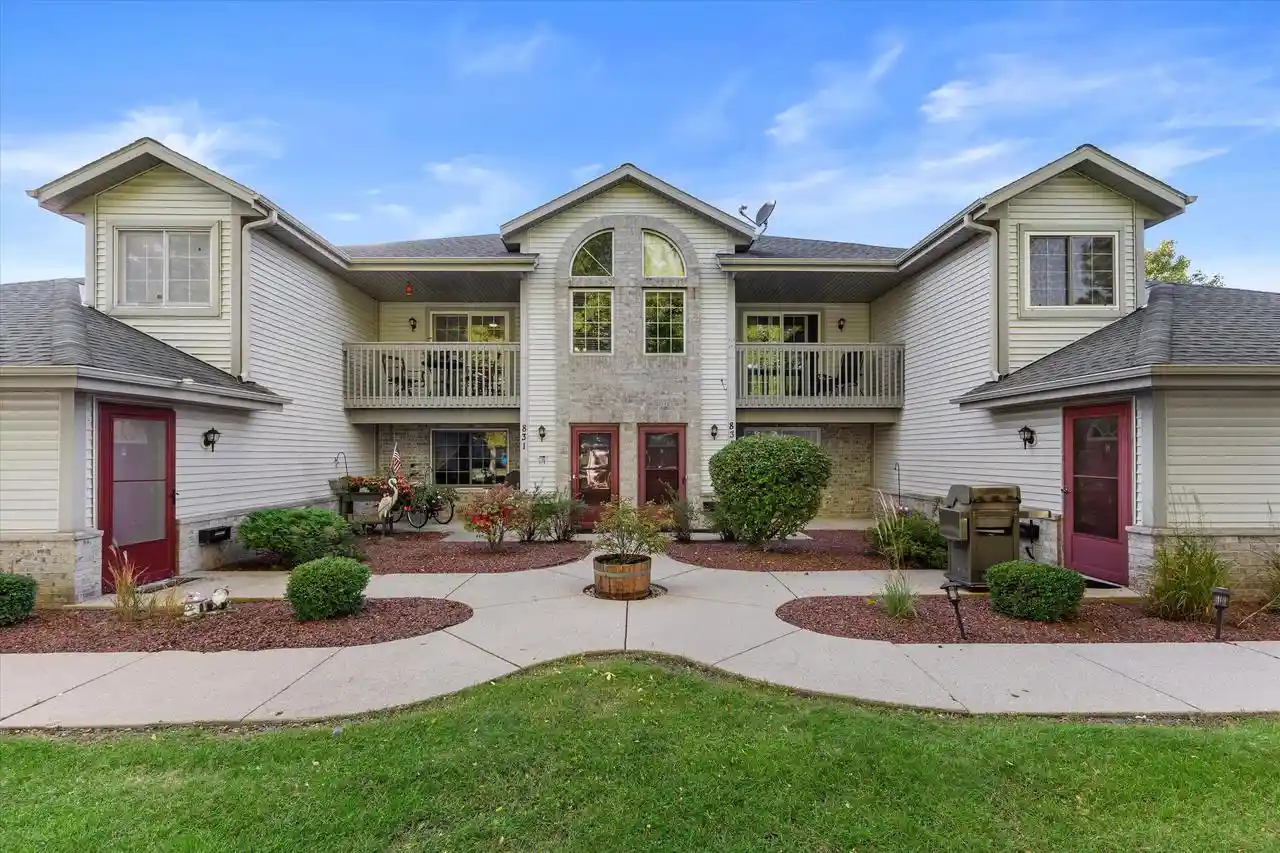 831-quinlan-dr-h-pewaukee-wi-53072/hzid_da71875f