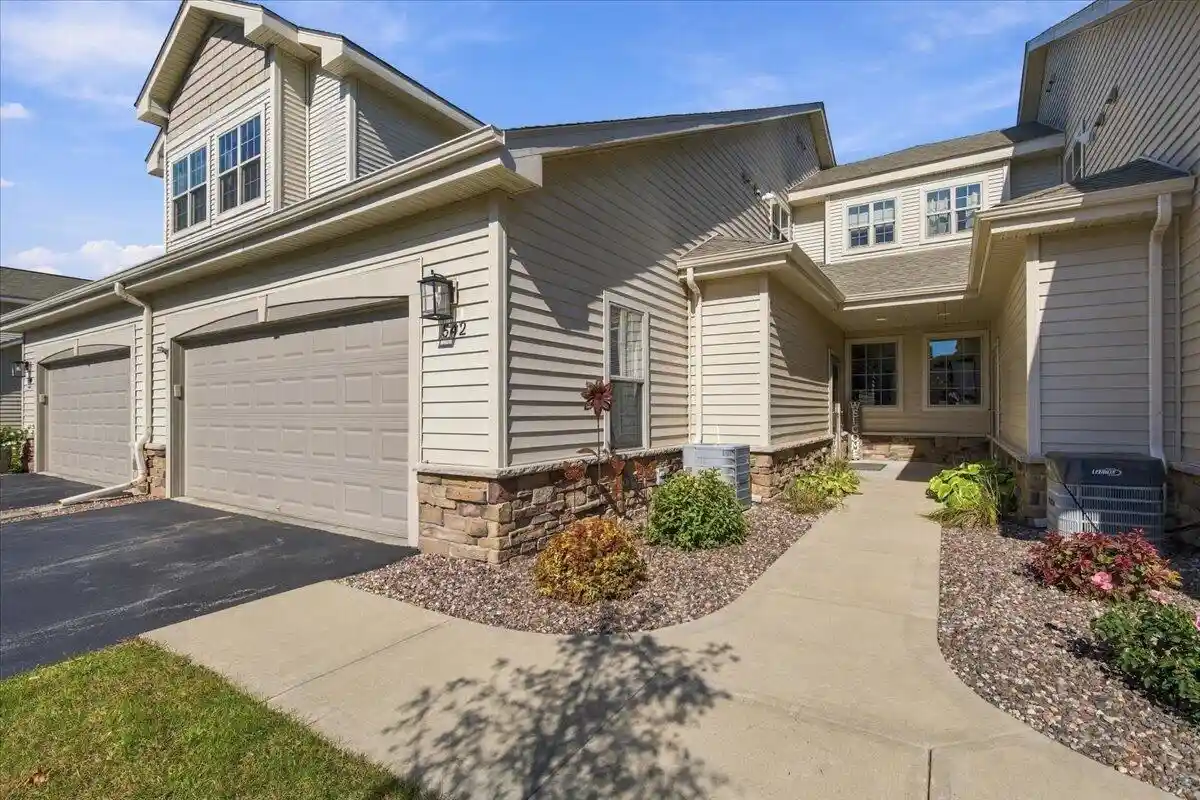 542-cedar-blfs-way-slinger-wi-53086/hzid_cd5c78ec