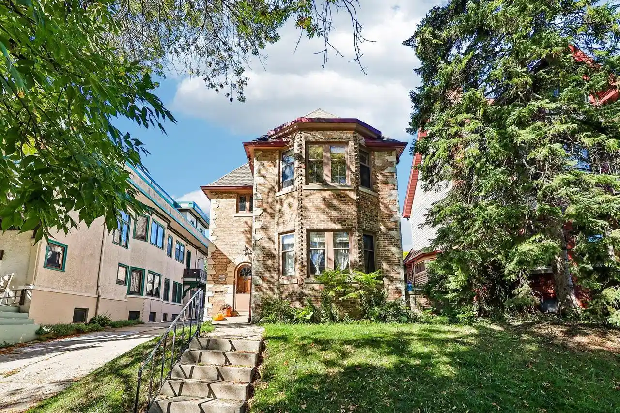 3247-n-summit-ave-milwaukee-wi-53211/hzid_4063ba74