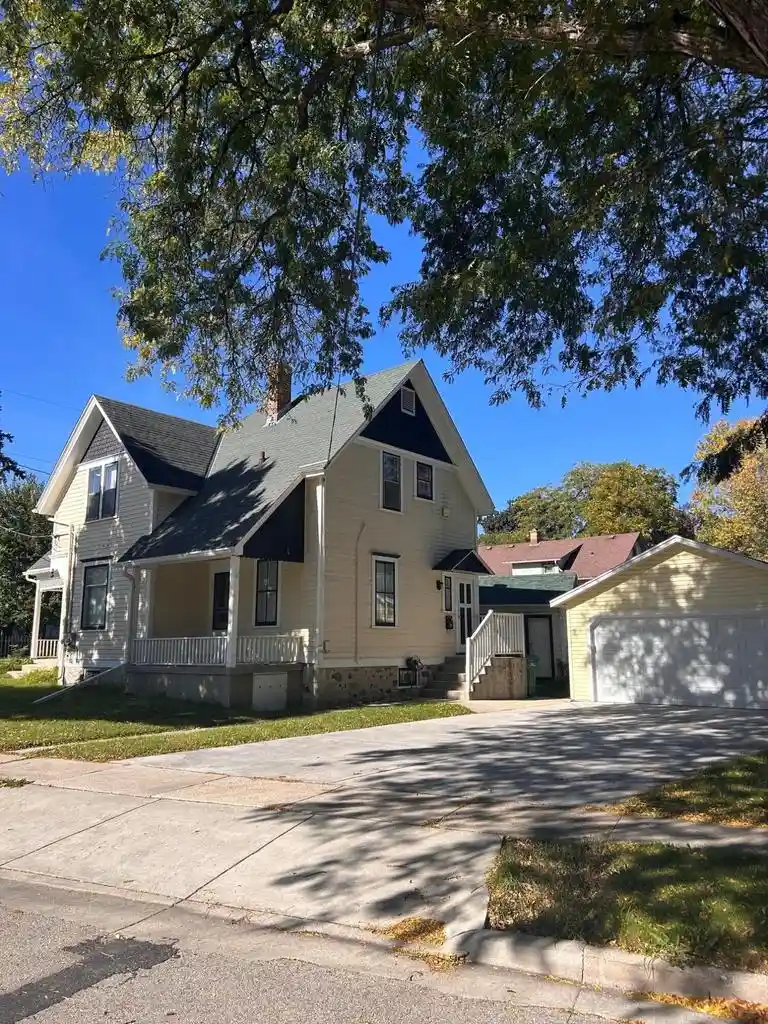 w58n421-hilbert-ave-423-cedarburg-wi-53012/hzid_254ae660