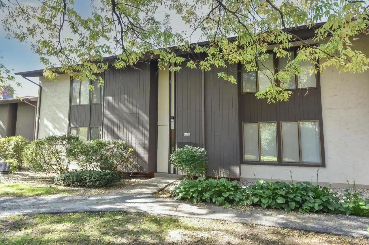 2450-w-good-hope-rd-49-glendale-wi-53209/hzid_6b1e58dc