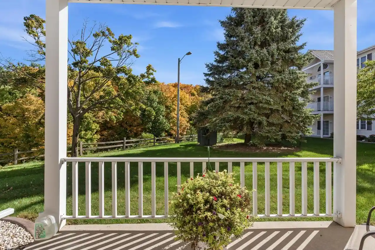 715-canterberry-ct-102-west-bend-wi-53090/hzid_8925f0ef