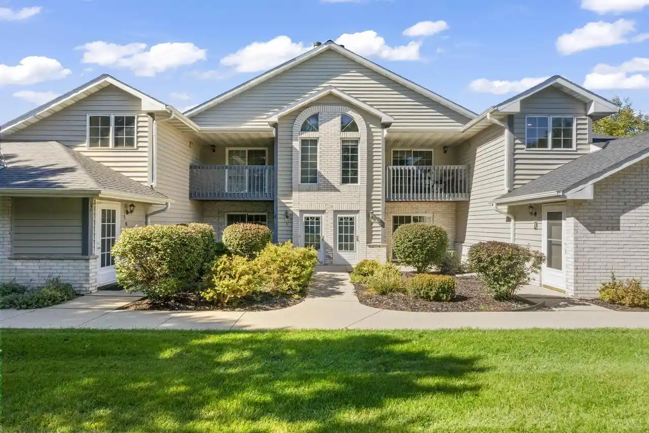w240n2566-e-pkwy-meadow-cir-5-pewaukee-wi-53072/hzid_bf5c7ec2