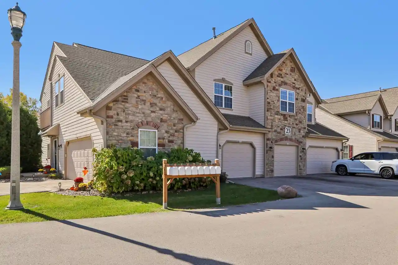 8673-s-roxbury-way-oak-creek-wi-53154/hzid_a57cefda