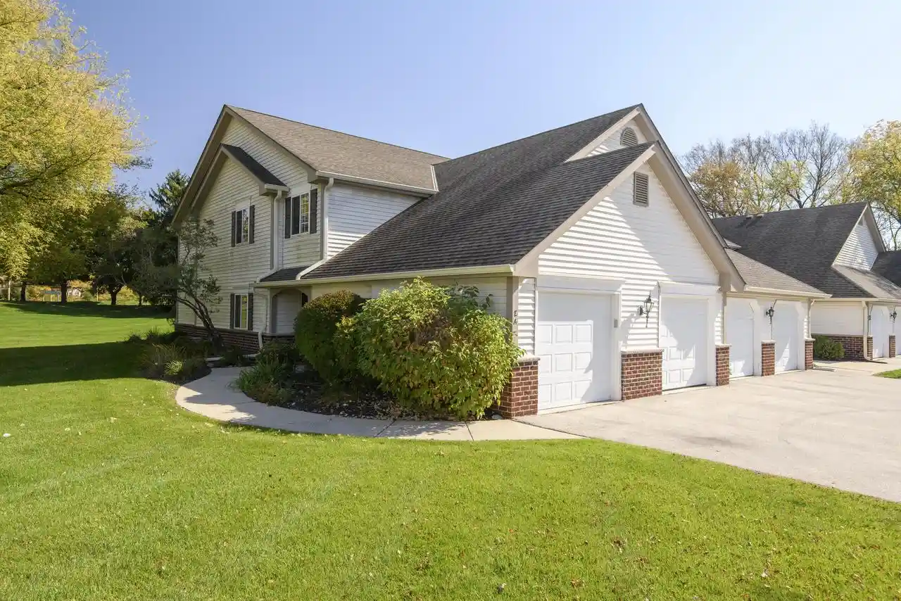 652-pewaukee-rd-e-pewaukee-wi-53072/hzid_e10aab8d