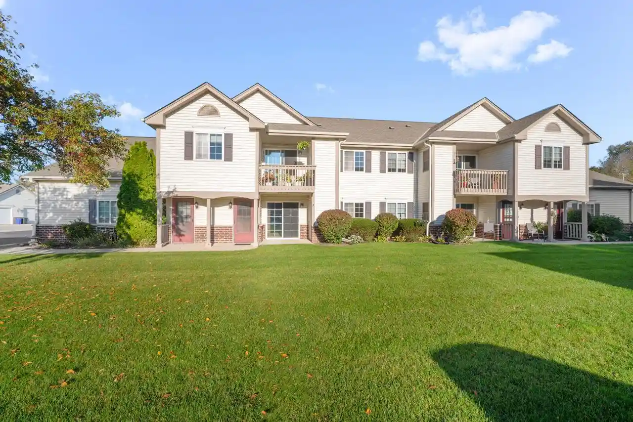516-pewaukee-rd-c-pewaukee-wi-53072/hzid_f6d49bed