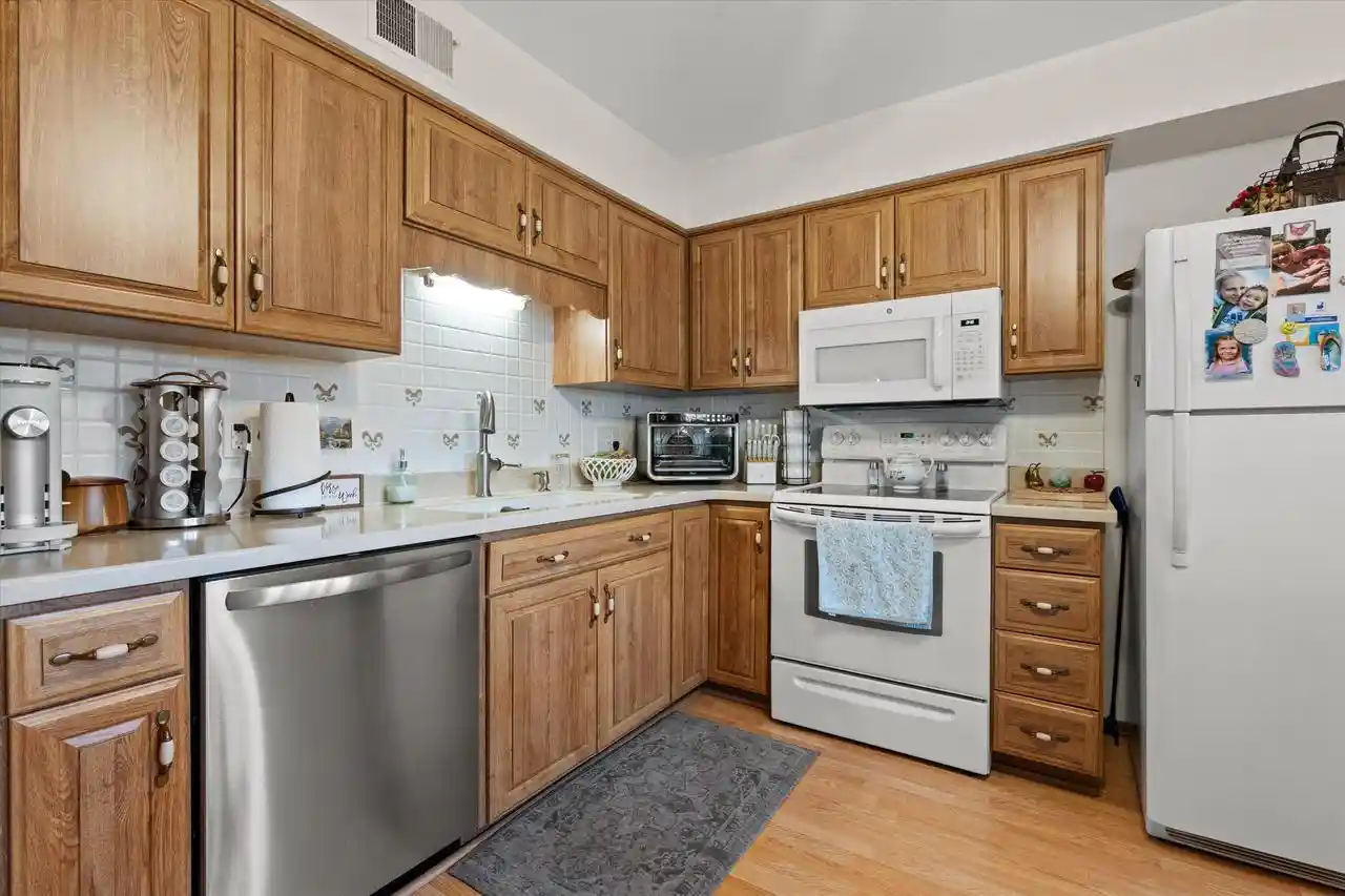 5166-s-king-arthurs-ct-milwaukee-wi-53221/hzid_0cea17dc