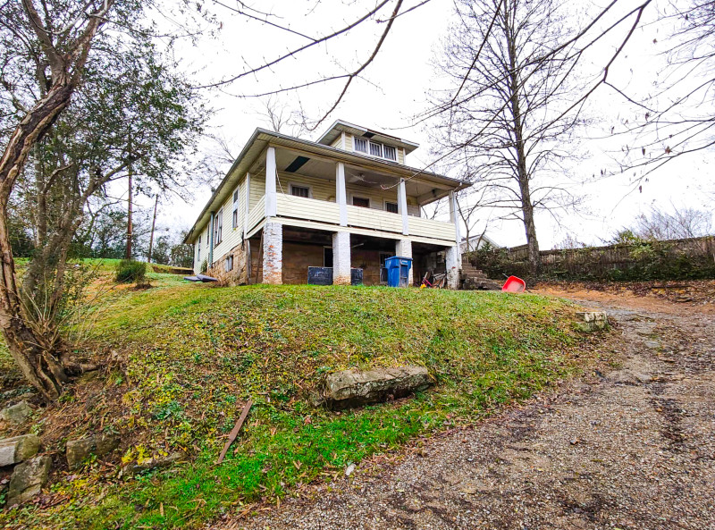 Homes for sale in Middlesboro, KY | 526 Balmoral Rd, Middlesboro, KY 40965 | MLS# 25000454