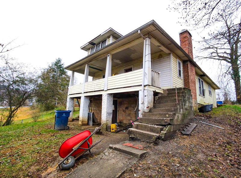 Homes for sale in Middlesboro, KY | 526 Balmoral Rd, Middlesboro, KY 40965 | MLS# 25000454